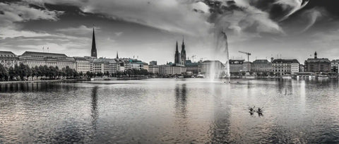 Die Hamburger Binnenalster im Herzen der Stadt: beeindruckende Skyline, historische Architektur und maritimes Flair vor einzigartiger Kulisse.