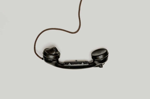 Schwarzer Telefonhörer mit Kabel auf hellem Hintergrund als Symbol für Hanse Kontakt und die Kontaktseite Hanse für persönliche Beratung und Kundenservice.