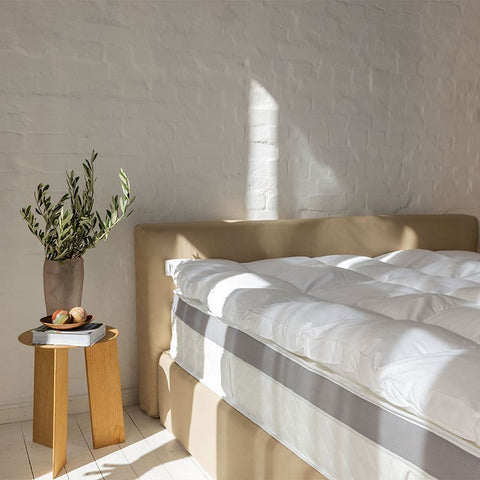 Modernes Bett mit Matratzen Bundle, bestehend aus Taschenfederkernmatratze und federfreiem Topper für zusätzlichen Liegekomfort.