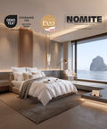 Bett mit Bettdecke, im Hintergrund Zertifikate Oeko-Tex Standard 100, Downpass und Nomite