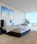 Luxuriöse Eiderdaunendecke auf modernem Bett in hellem Schlafzimmer mit Meerblick und hochwertiger Hotelatmosphäre
