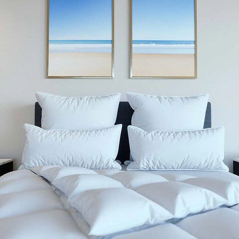 Mehrere Excellence 3-Kammer-Kissen Six Senses auf einem hochwertig bezogenen Bett für ein exklusives Luxushotel-Schlafgefühl zu Hause.