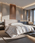 Luxushotel-Suite mit Meerblick, Bett mit langem HANSE Premium Seitenschläferkissen und weißer Daunendecke