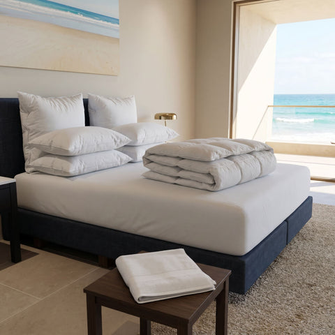 Modernes Schlafzimmer mit hochwertigem Bett, Matratze und Bettwäsche aus der Hanse Select Kollektion in eleganter Hoteloptik.