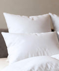 Kopfkissen Federfrei in verschiedenen Größen auf luxuriösem Hotelbett mit besonders weicher und voluminöser Füllung.