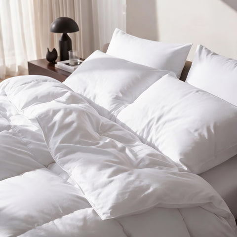 Federfreies Kopfkissen mit bauschiger Füllung auf elegantem Bett – komfortabel, pflegeleicht und langlebig.