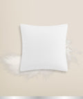 Premium 1-Kammer-Kissen Klassiker mit weißem Baumwollbezug und hochwertiger Naturfüllung auf hellem Hintergrund mit Federdetails.