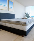Premium Gelschaum Topper auf einem modernen Boxspringbett im hellen Schlafzimmer für verbesserten Liegekomfort und erholsamen Schlaf.