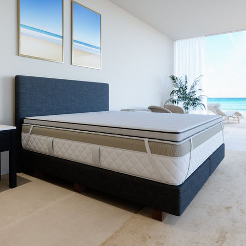 Premium Gelschaum Topper auf einem modernen Boxspringbett im hellen Schlafzimmer für verbesserten Liegekomfort und erholsamen Schlaf.
