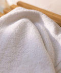 Nahaufnahme der weichen und saugfähigen Frottierstruktur aus dem Premium Luxushotel-Handtücher 4er Set mit hochwertiger Hotelqualität.