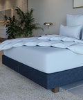 Moderne Schlafzimmer-Szene mit luxuriöser natürlicher Daunendecke und passenden Kissen auf stilvollem Bett