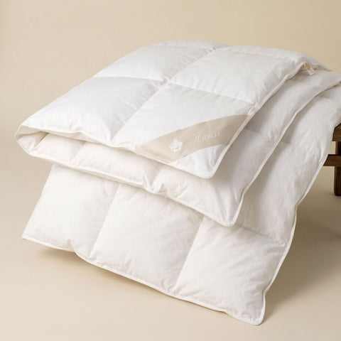 Premium natürliche Daunendecke mit voluminösen Karosteppungen, die eine gleichmäßige Verteilung der Füllung sichtbar machen.