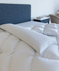 Premium Seitenschläferkissen auf einem modern bezogenen Bett mit luxuriöser Bettwäsche und eleganter Schlafzimmergestaltung.