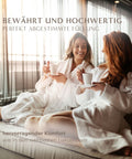 Zwei Frauen genießen entspannten Komfort mit einer hochwertigen Natural Hybrid Bettdecke im luxuriösen Ambiente