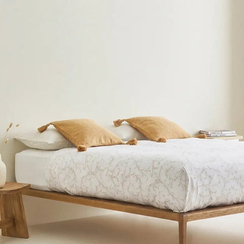 Hochwertig bezogenes Bett im Luxushotel-Stil