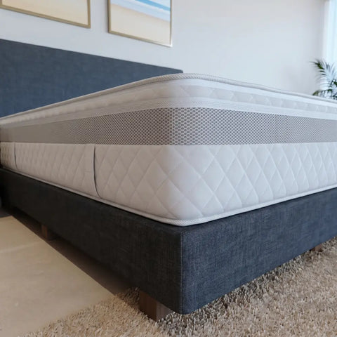 Detailansicht einer hochwertigen Hotelmatratze mit mehrschichtigem Aufbau für komfortables Liegen und elegante Schlafzimmergestaltung.