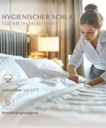 Select 3-Kammer-Kissen mit pflegeleichtem Bezug, dargestellt in einer Schlafumgebung mit Hinweisen auf Waschbarkeit und Trocknereignung.