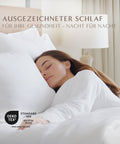 Person schläft auf einem Select 3-Kammer-Kissen in einem hellen Schlafzimmer mit weißer Bettwäsche und ruhiger Atmosphäre.