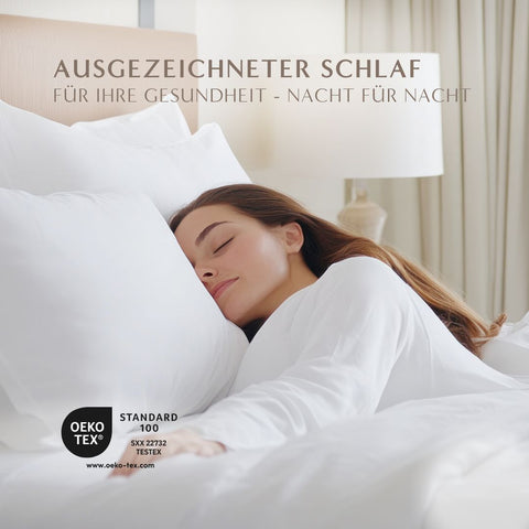 Person schläft auf einem Select 3-Kammer-Kissen in einem hellen Schlafzimmer mit weißer Bettwäsche und ruhiger Atmosphäre.