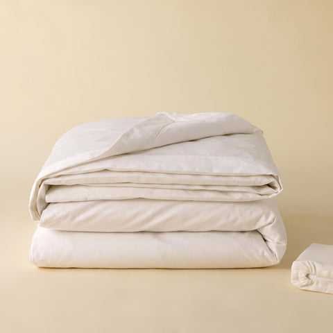 Gefalteter Select Bettdeckenbezug in klassischem Weiß, weich fallend und passend für moderne Schlafzimmer und Hotelbetten.