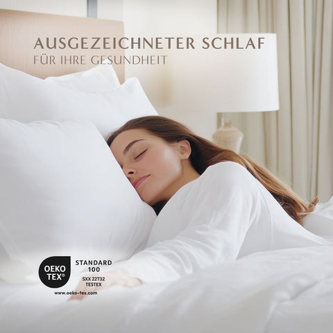 Frau schläft entspannt unter einer Halbdaunendecke für gesunden und erholsamen Schlaf