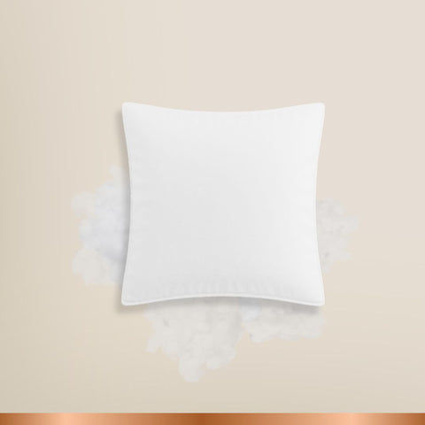 Select Kopfkissen Federfrei mit weißem Baumwollbezug auf hellem Hintergrund, präsentiert mit weichen Federn als Symbol für luxuriösen Schlafkomfort.
